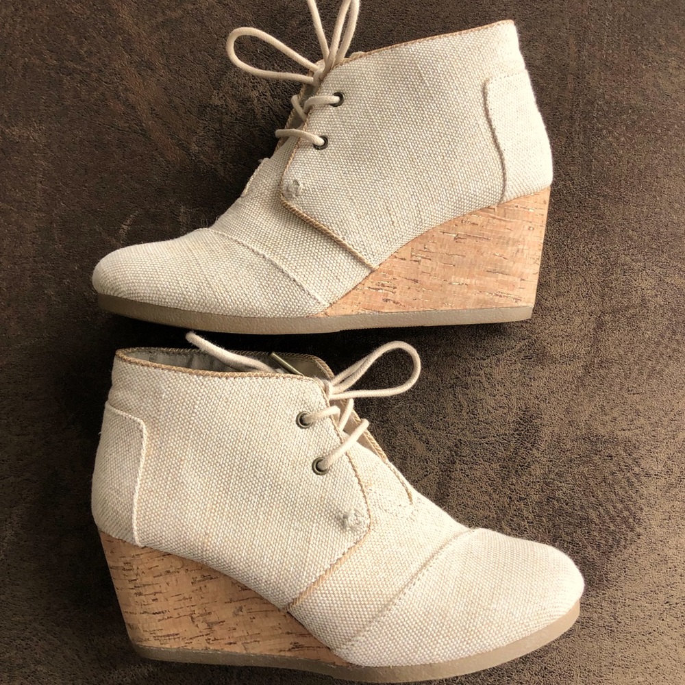 TOMS -6- Lovely 2 1/2” Wedge Canvas/Burlap Booties in cream with gold weaving
